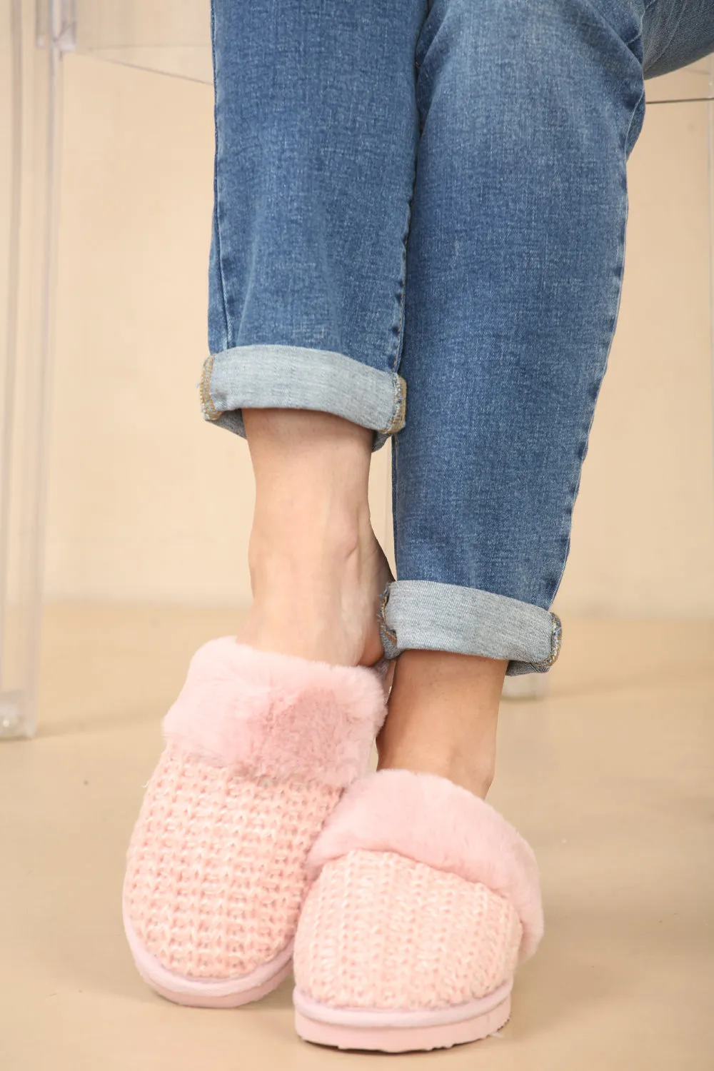 WOMENS KNITTED LIGHT PINK SNUG FAUX FUR SLIPPERS